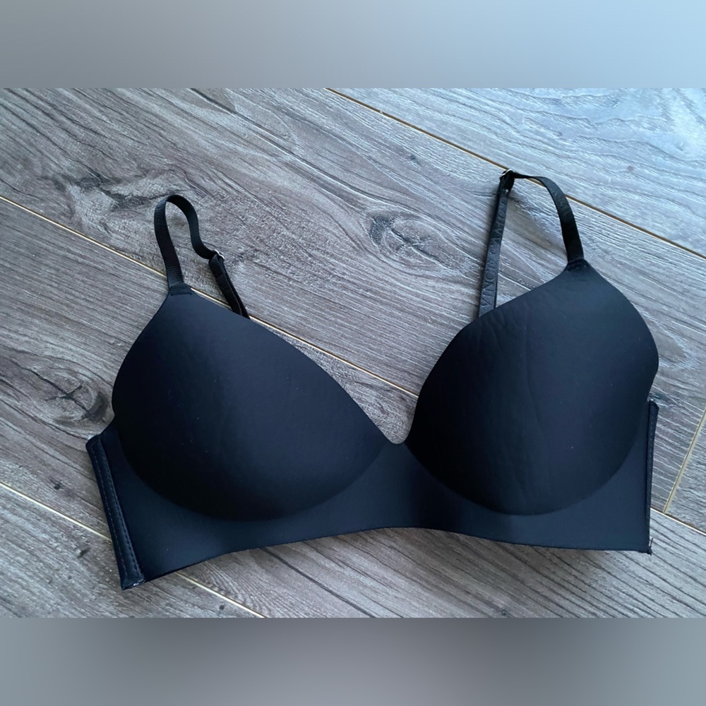 2/$18 Vince Camuto black seamless bra double back clasp, adjustable straps